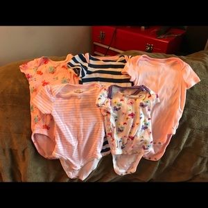 🦋3/$8 💜bundle of 5 onesies💕